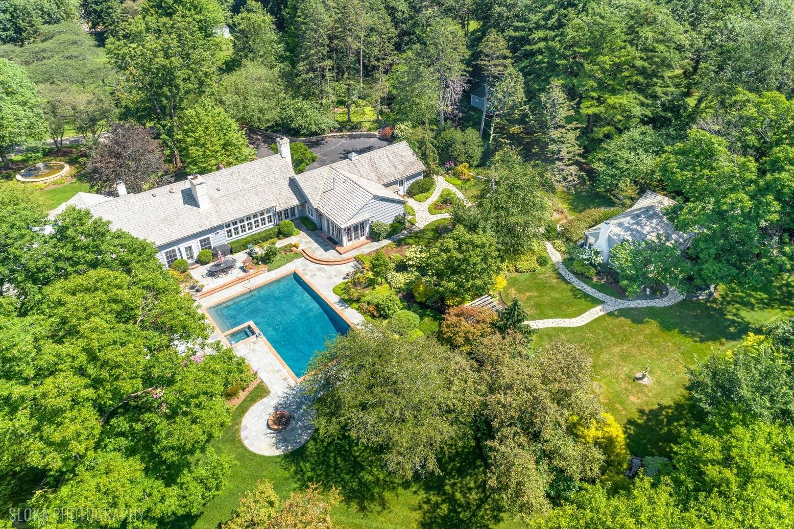 373 W County Line RD, Barrington Hills, IL 60010