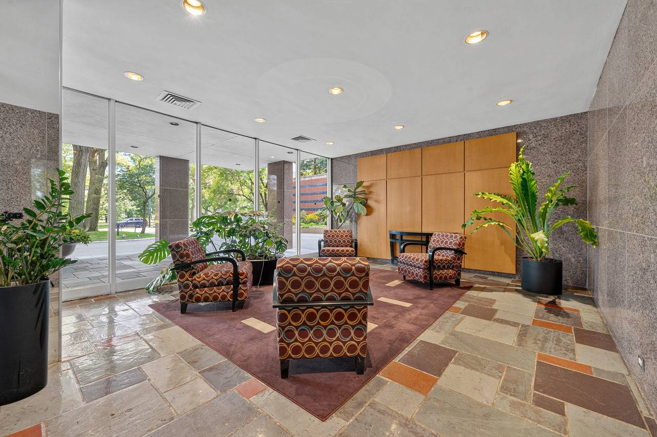 2970 N Lake Shore DR #17A, Chicago, IL 60657