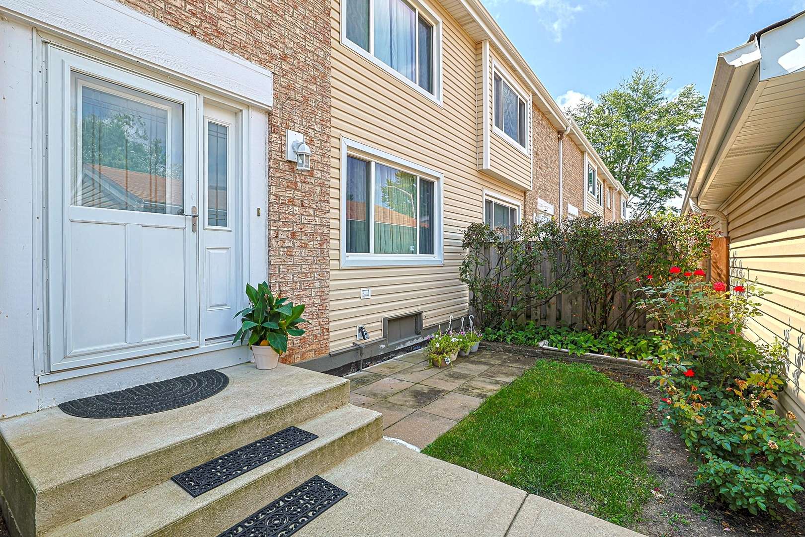 293 Barclay DR, Glendale Heights, IL 60139