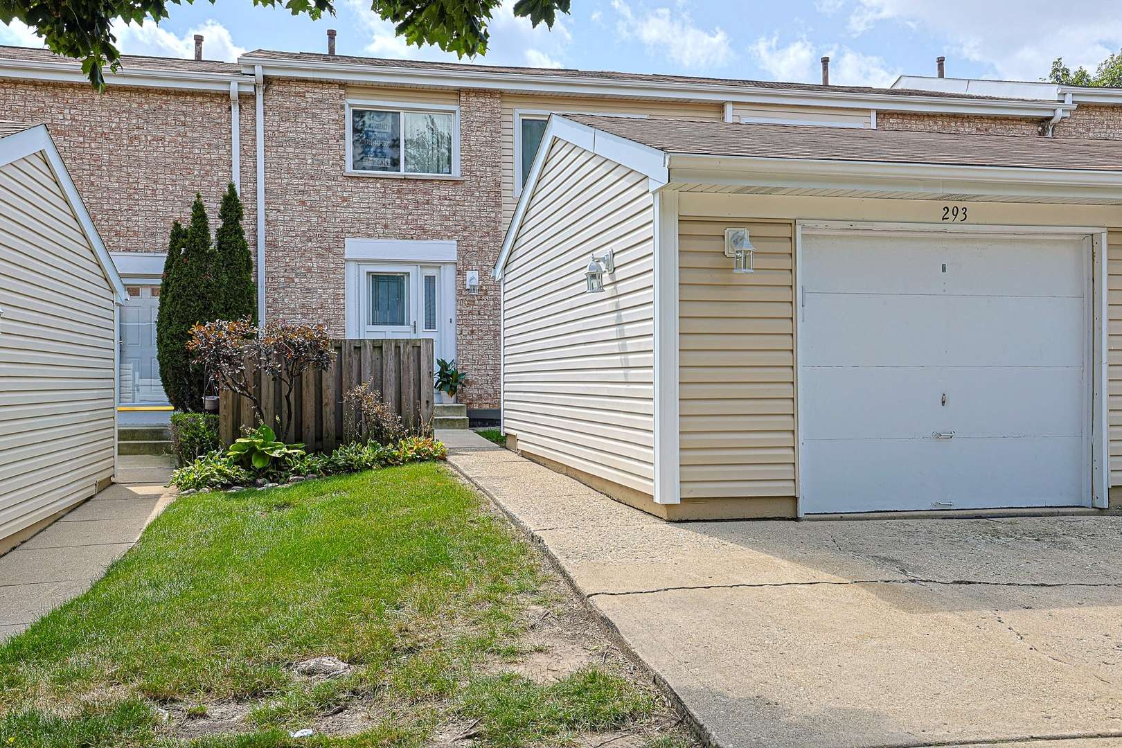 293 Barclay DR, Glendale Heights, IL 60139