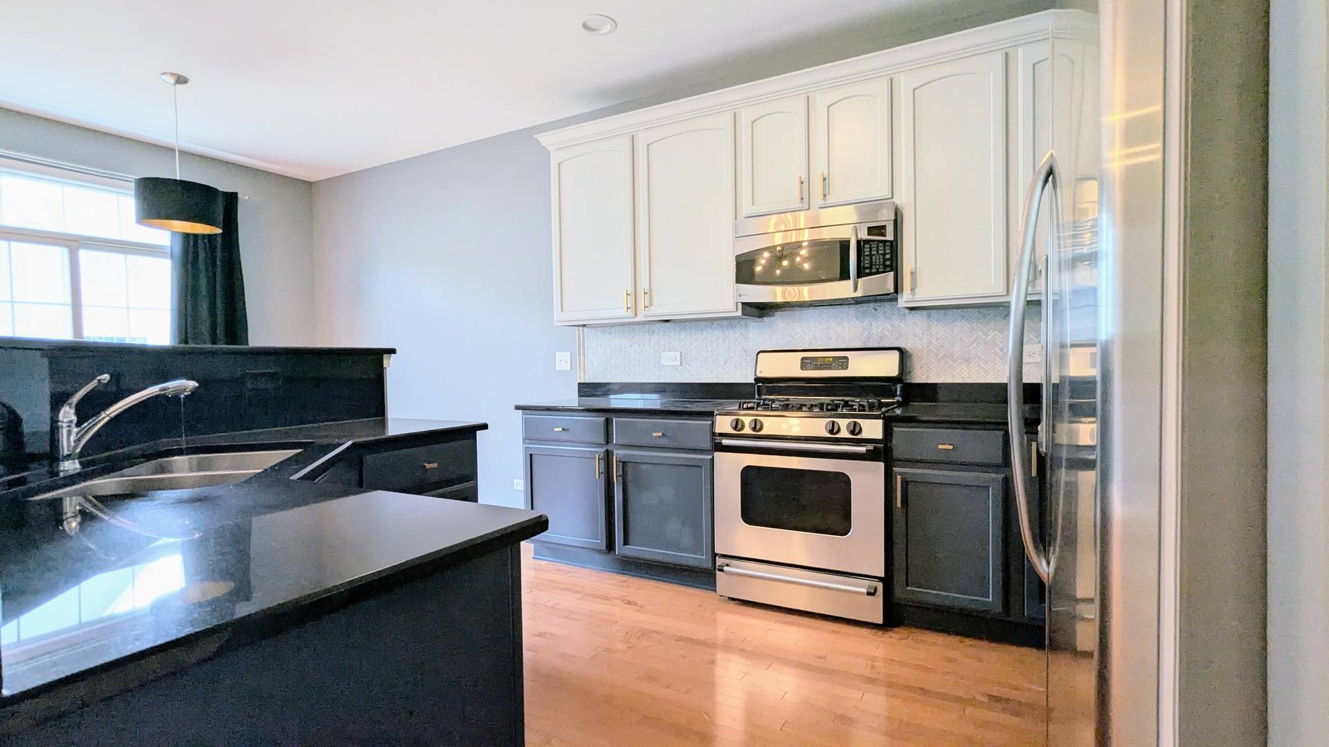 284 Edmundton CIR, Carol Stream, IL 60188