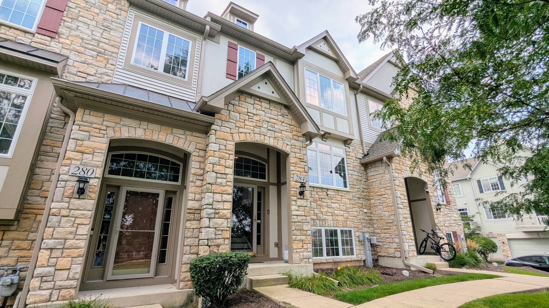 284 Edmundton CIR, Carol Stream, IL 60188