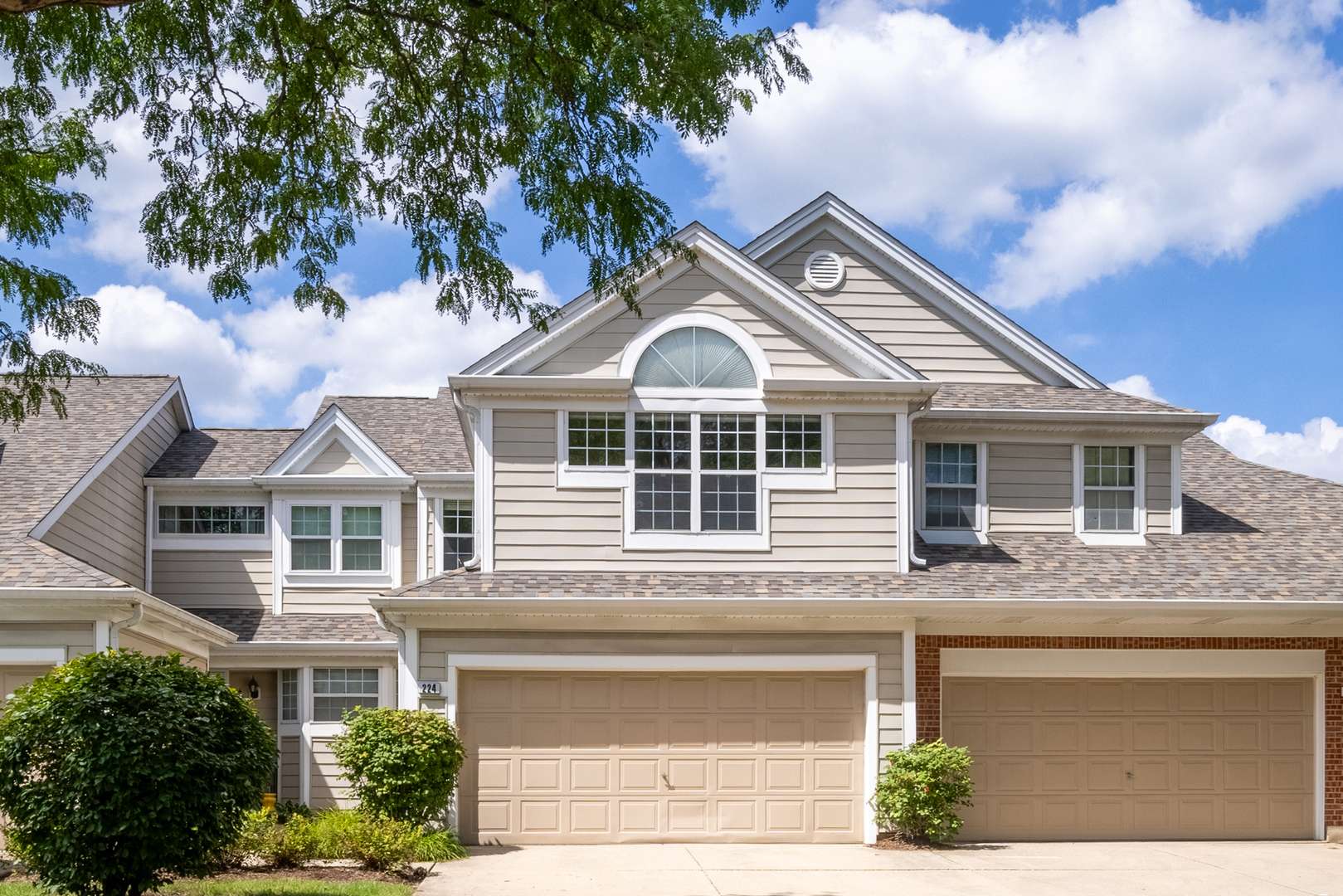 224 Woodstone CIR, Buffalo Grove, IL 60089