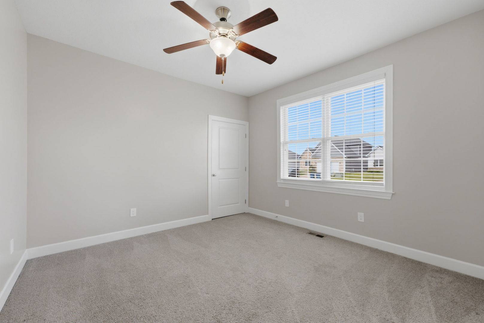 63 Cobblestone LN, Leclaire, IA 52753