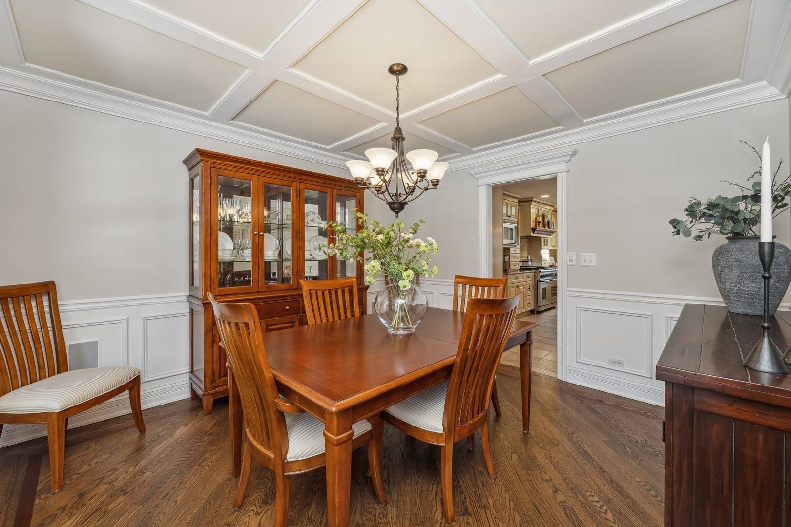 2104 Kenton LN, Libertyville, IL 60048