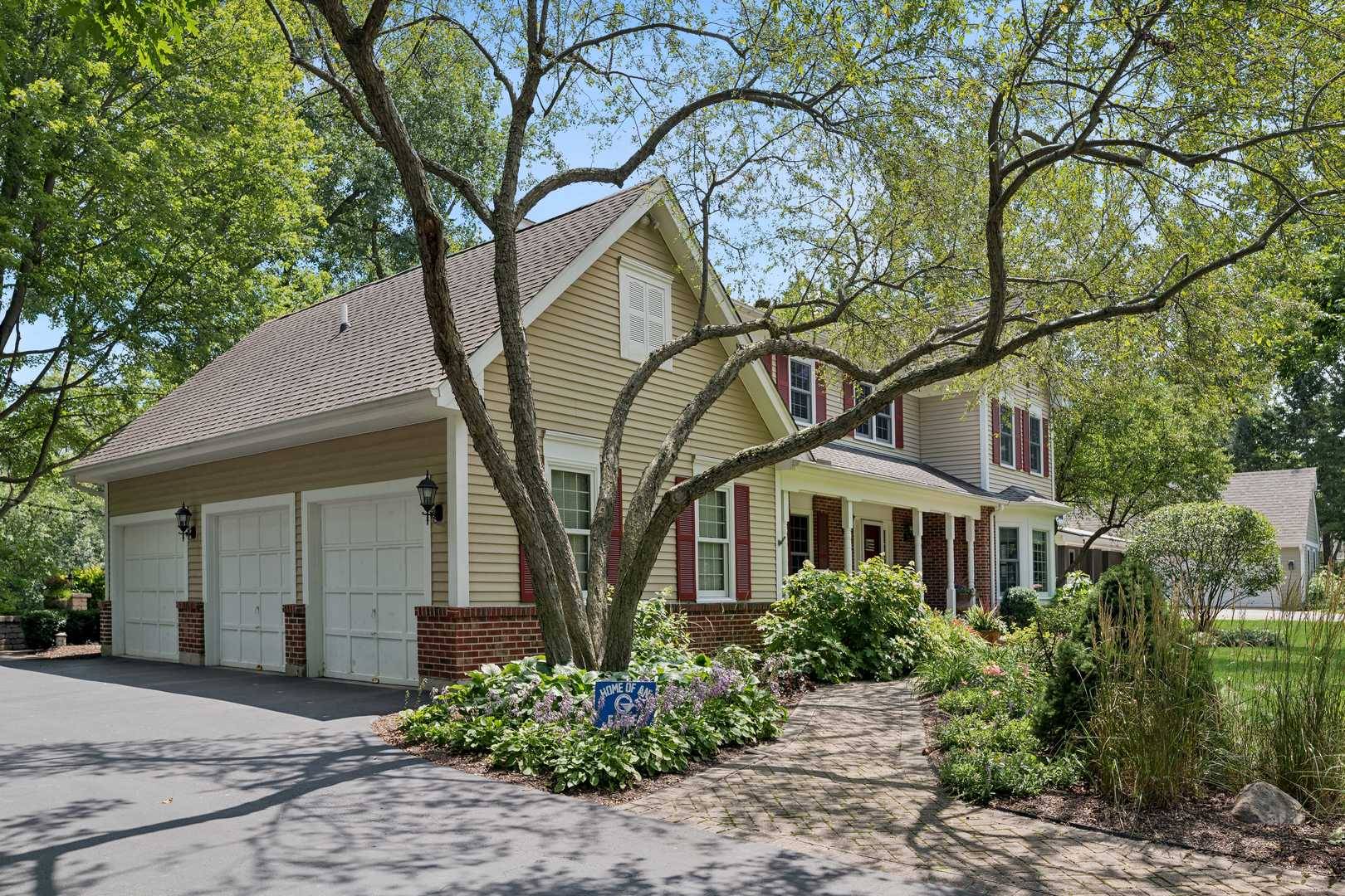 2104 Kenton LN, Libertyville, IL 60048