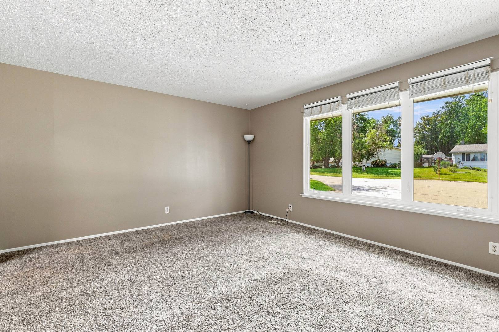 4085 Kings CT, Bettendorf, IA 52722