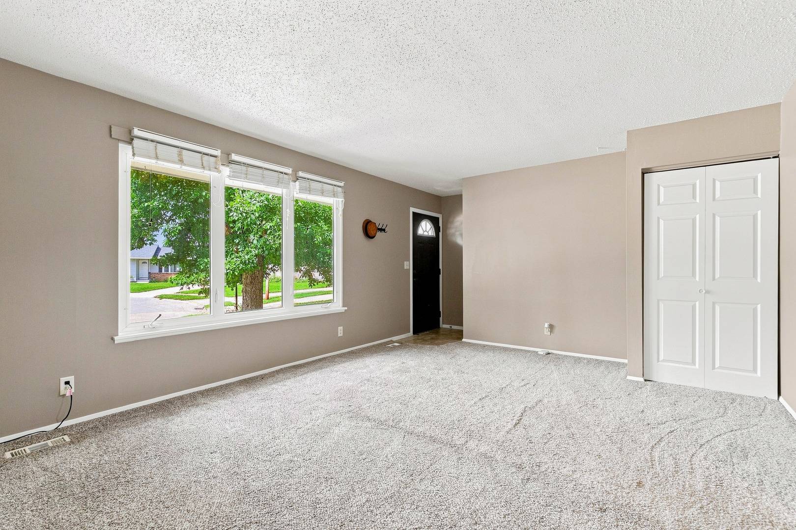 4085 Kings CT, Bettendorf, IA 52722