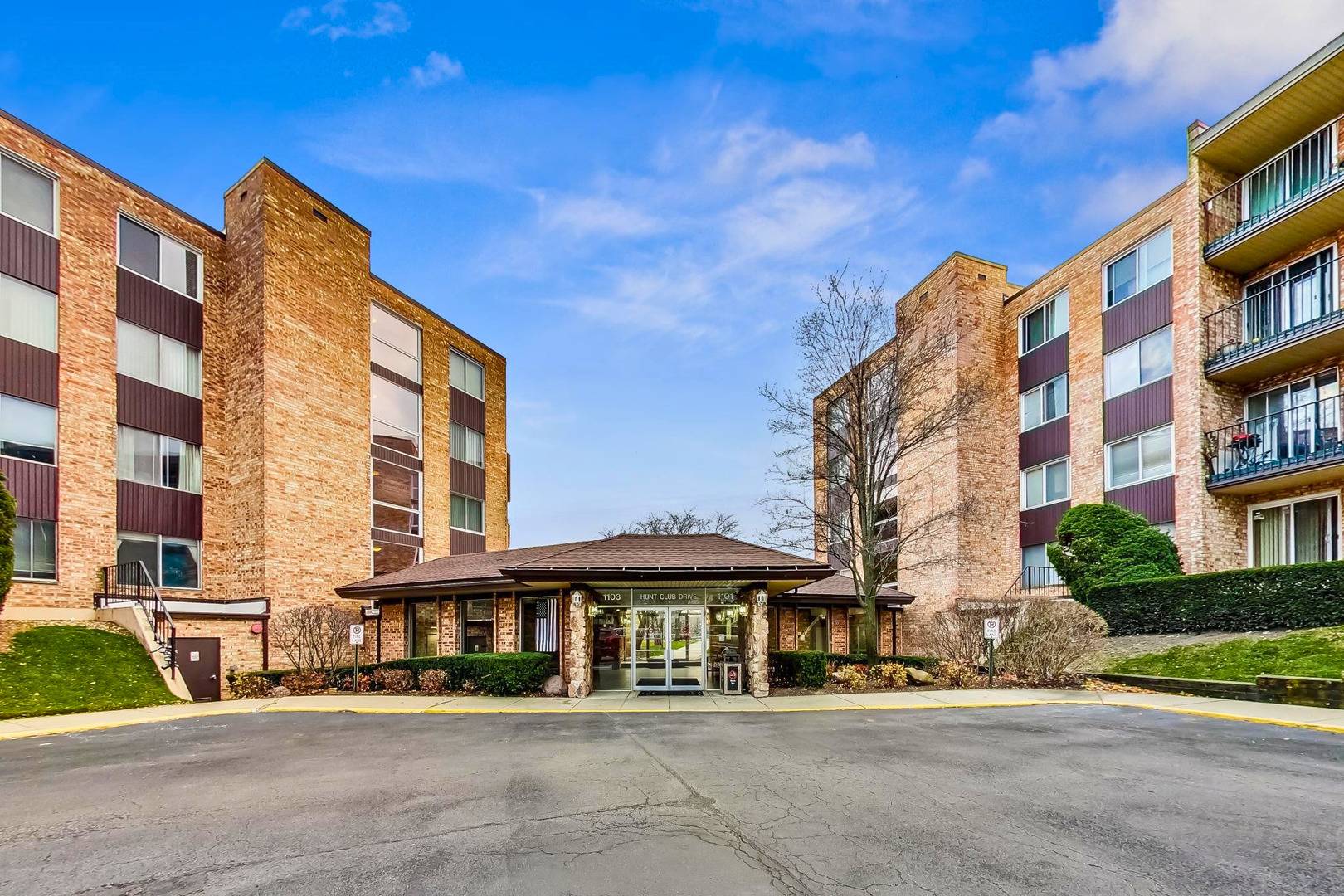 1101 S Hunt Club DR #204, Mount Prospect, IL 60056