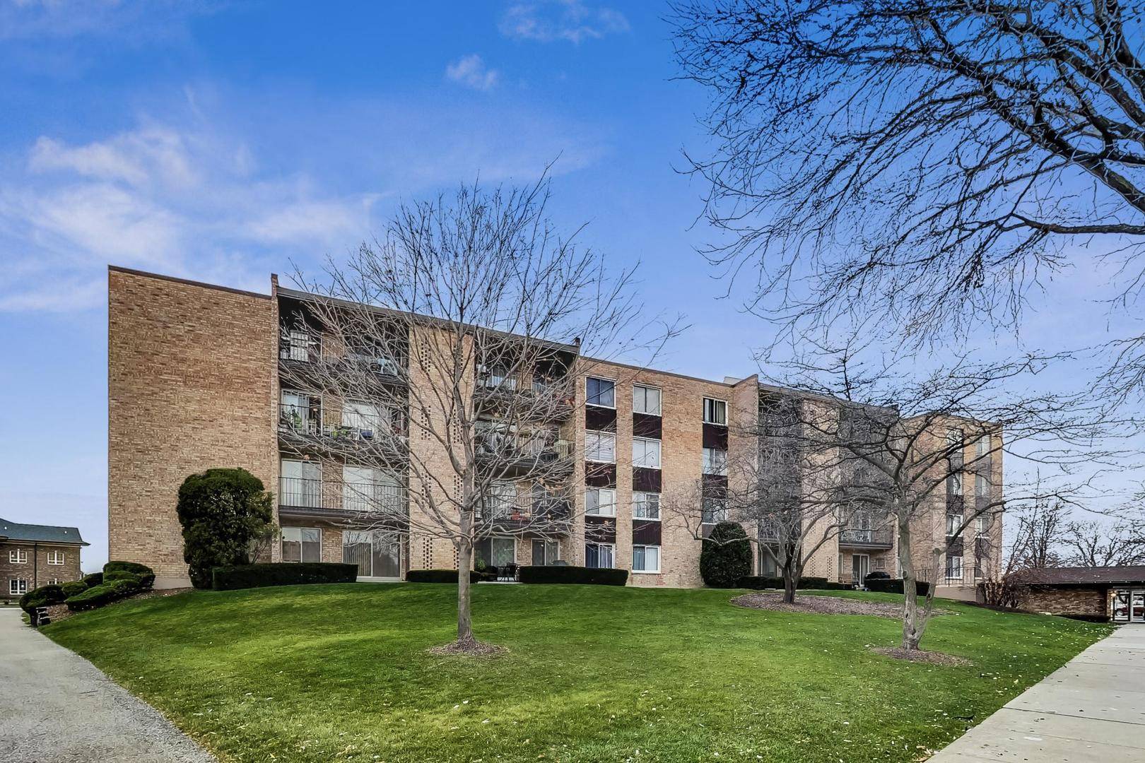 1101 S Hunt Club DR #204, Mount Prospect, IL 60056