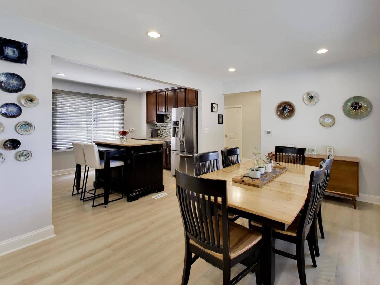 7720 W 65th PL, Bedford Park, IL 60501
