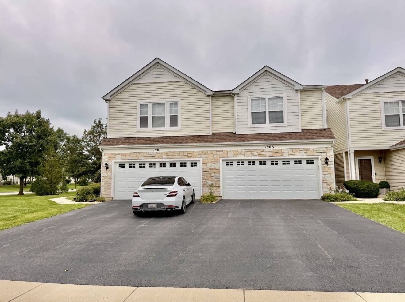 1903 Cobblestone DR, Carpentersville, IL 60110