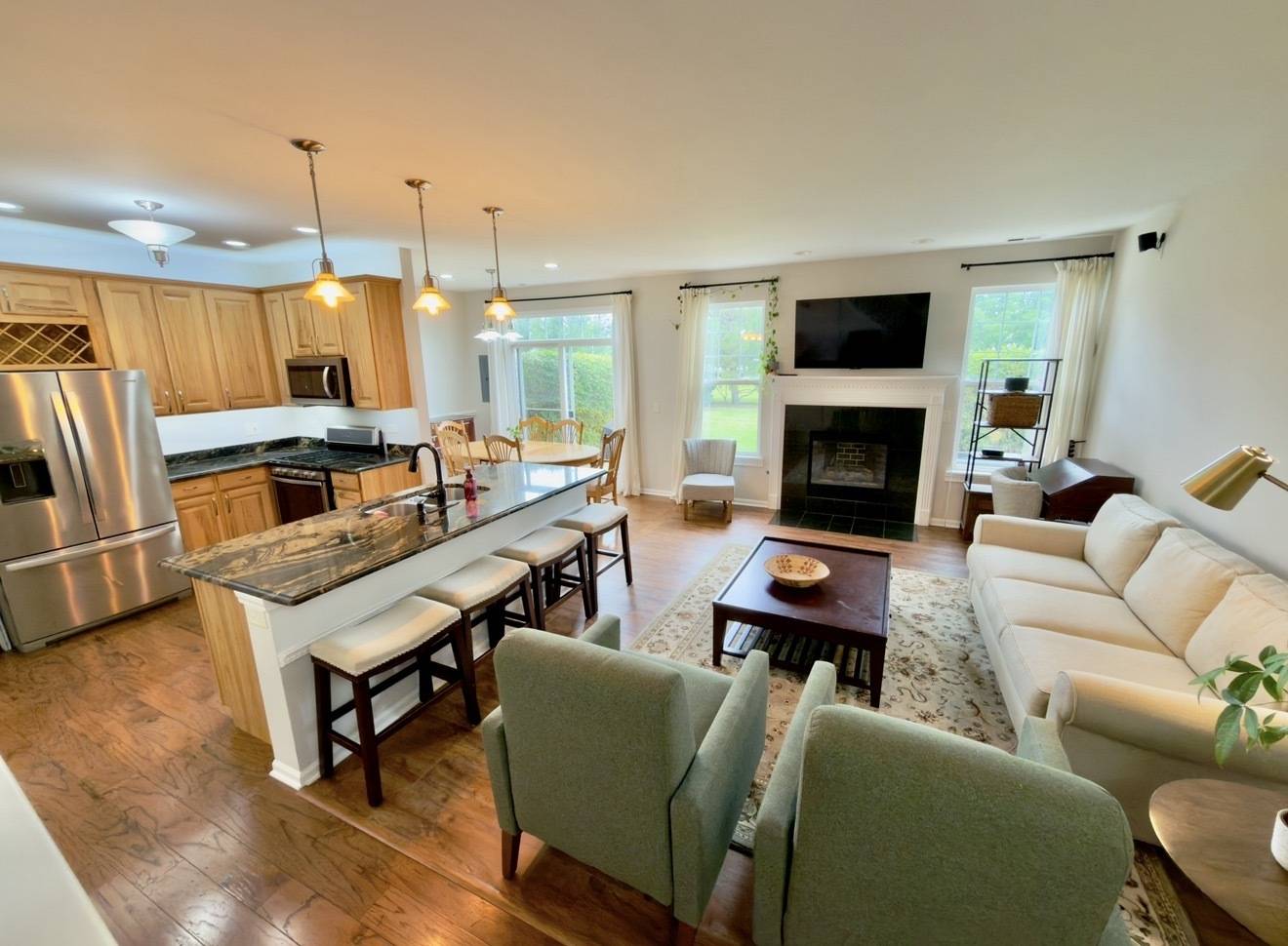 1903 Cobblestone DR, Carpentersville, IL 60110