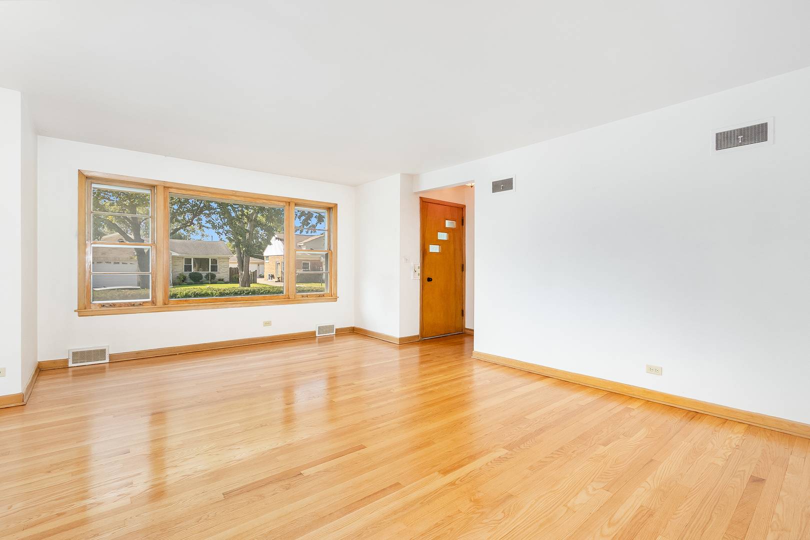 7046 W Cleveland ST, Niles, IL 60714