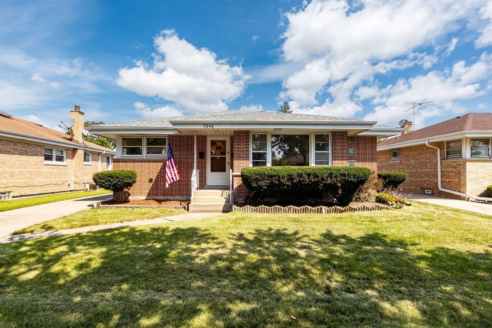 7046 W Cleveland ST, Niles, IL 60714