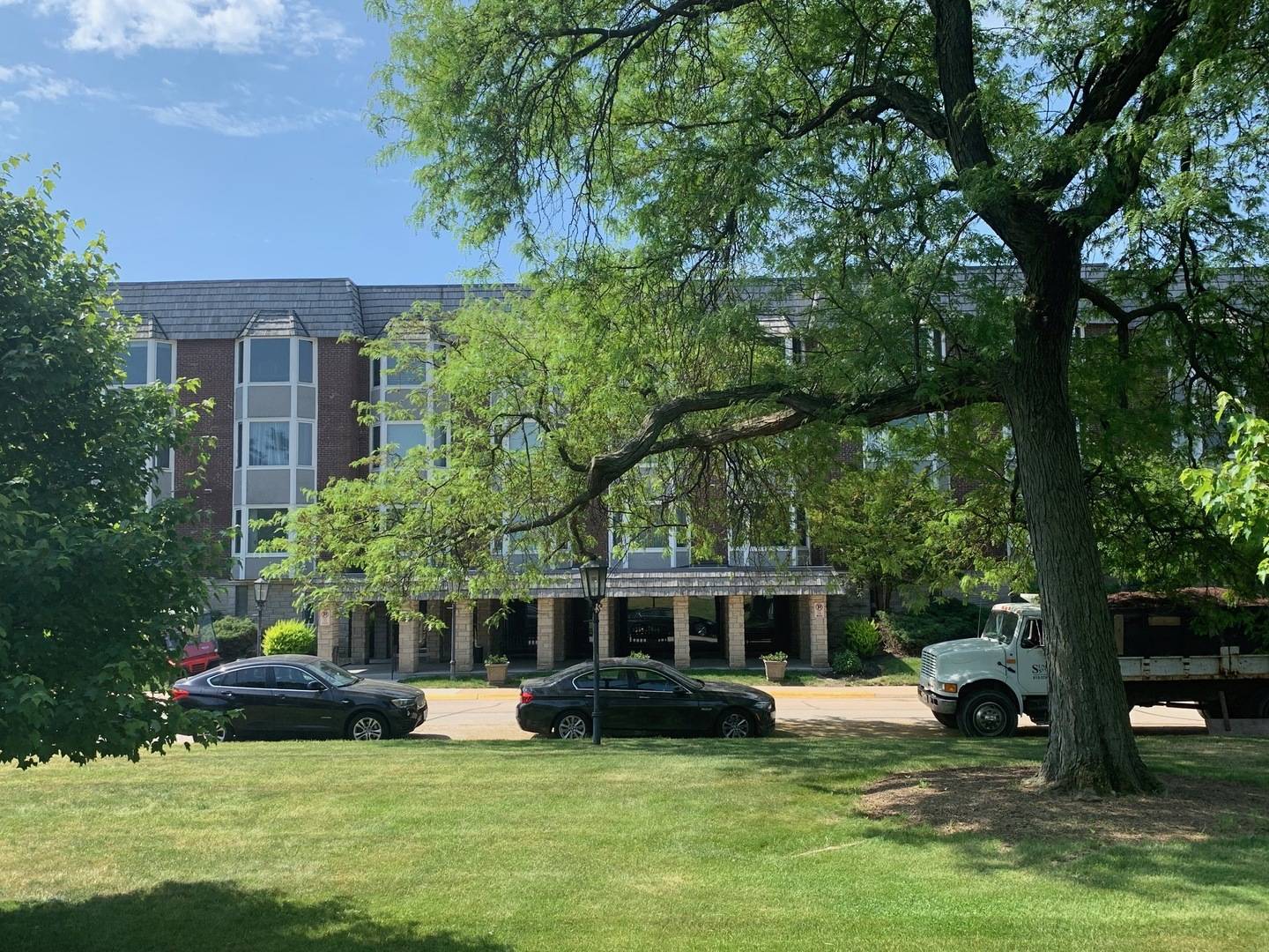 600 Thames Pkwy #3D, Park Ridge, IL 60068