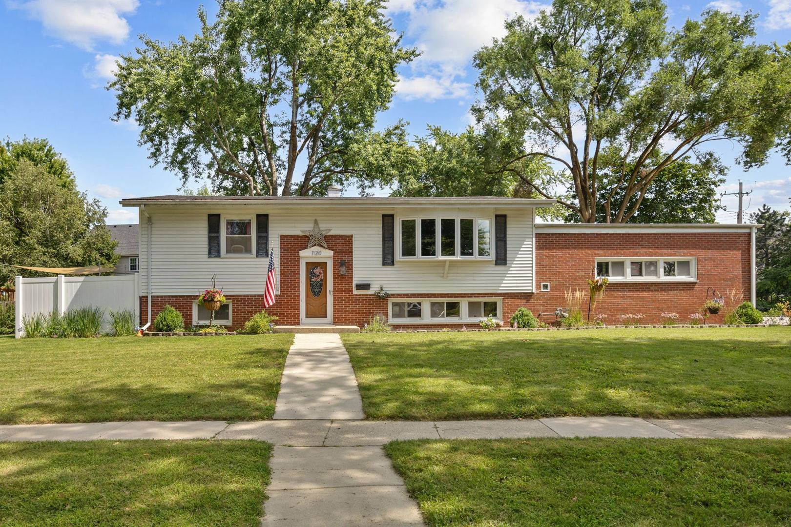 1120 S 12th AVE, St. Charles, IL 60174