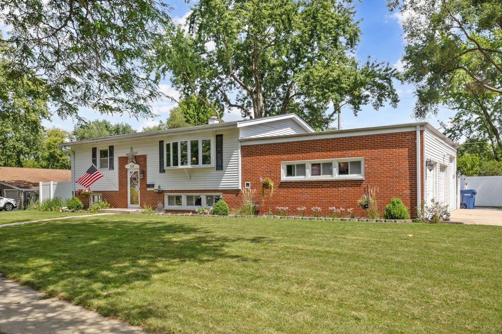 1120 S 12th AVE, St. Charles, IL 60174