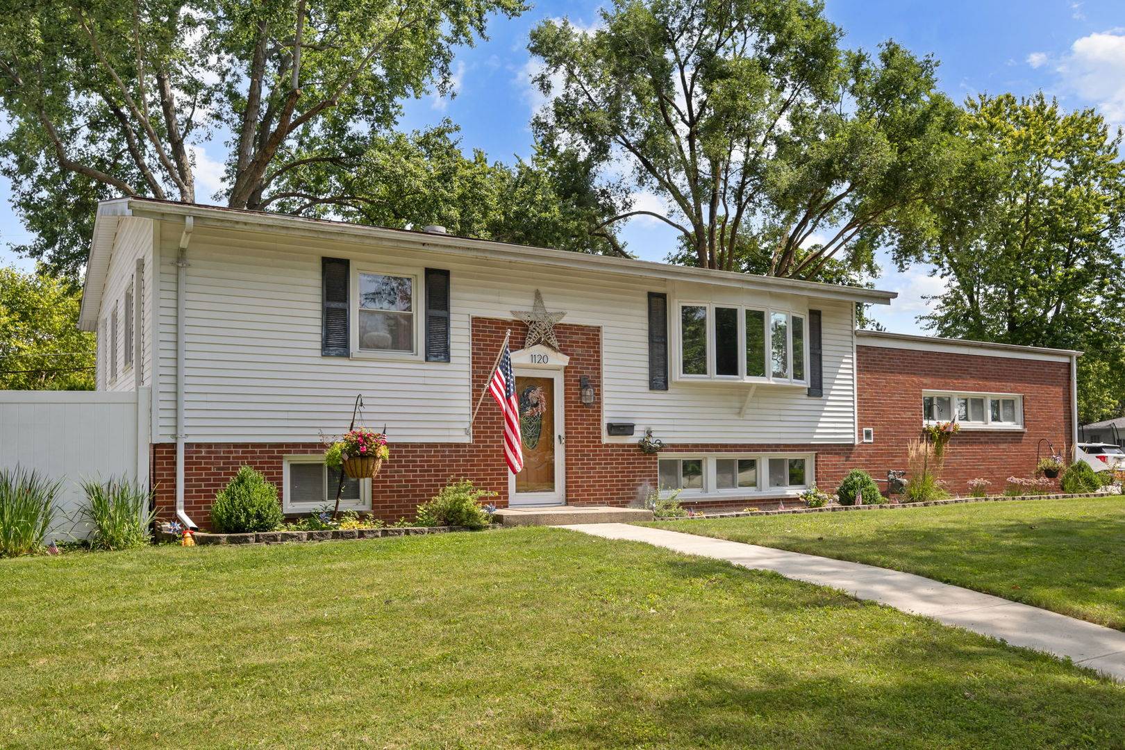 1120 S 12th AVE, St. Charles, IL 60174