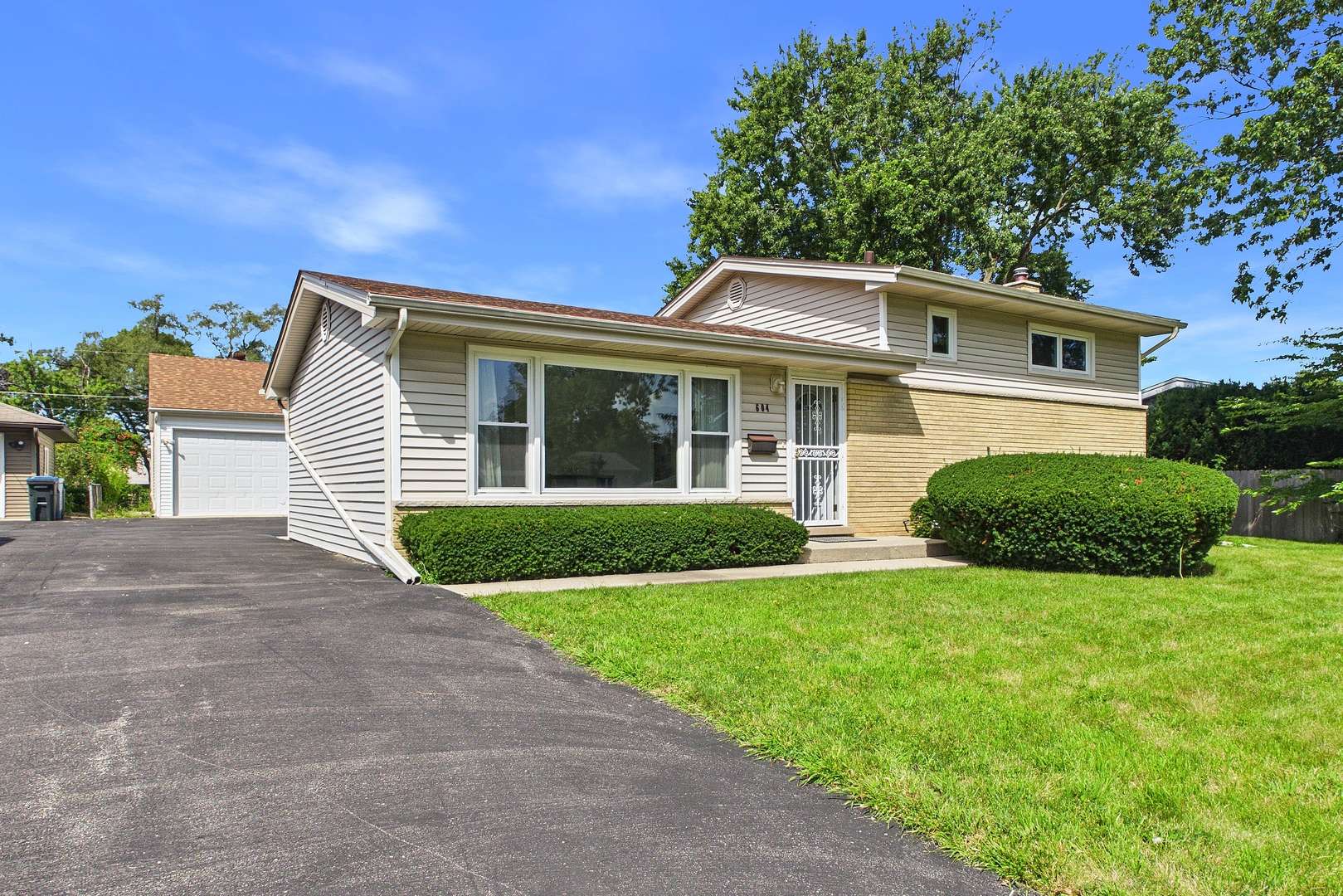 604 N Wilshire DR, Mount Prospect, IL 60056