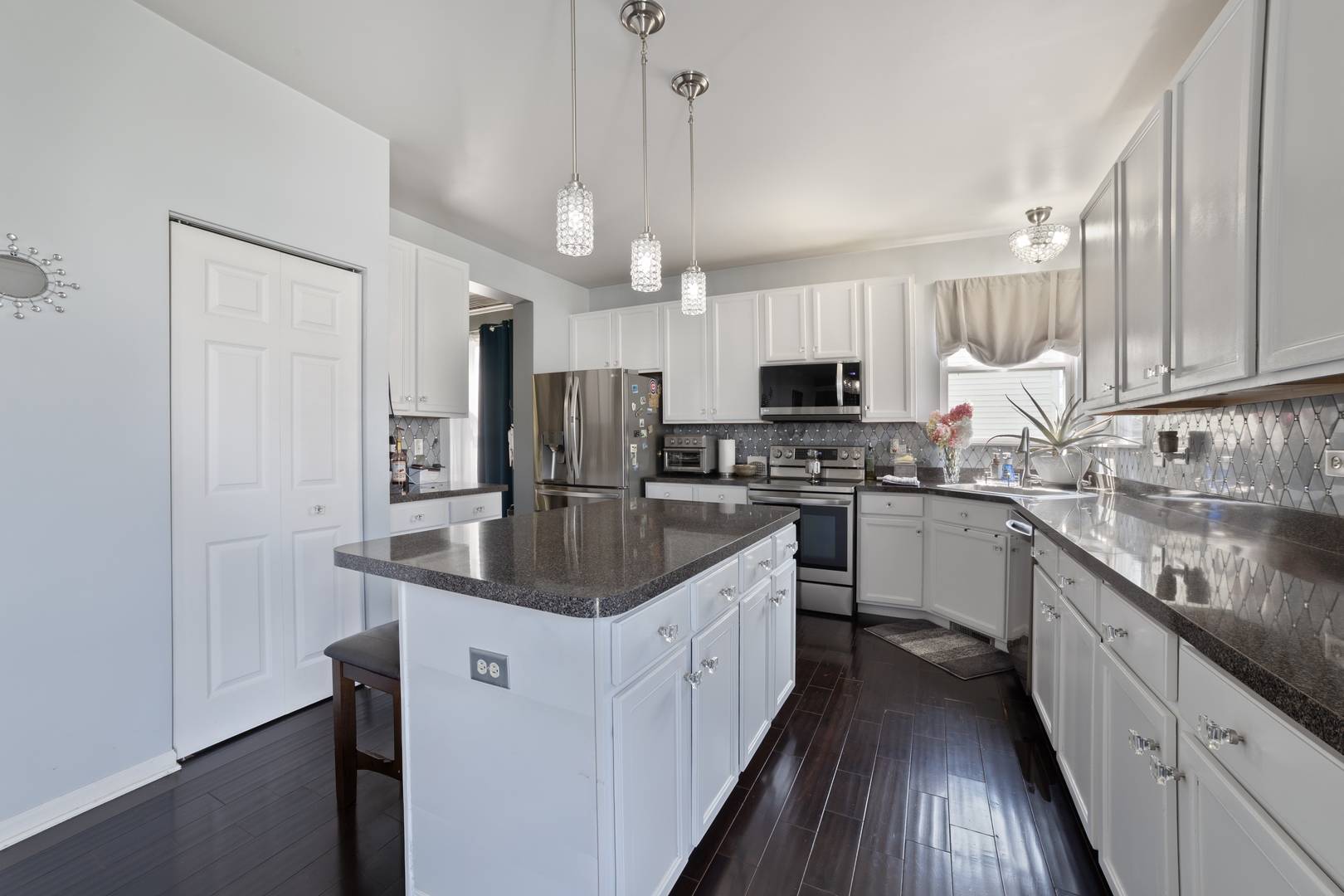 1813 Sebastian DR, Woodstock, IL 60098