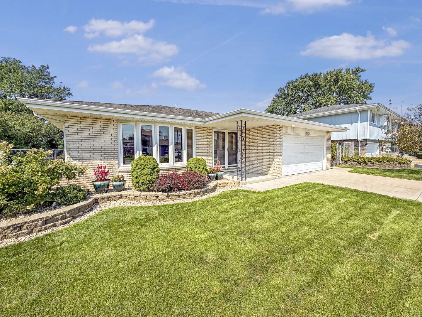 10614 S 84th AVE, Palos Hills, IL 60465