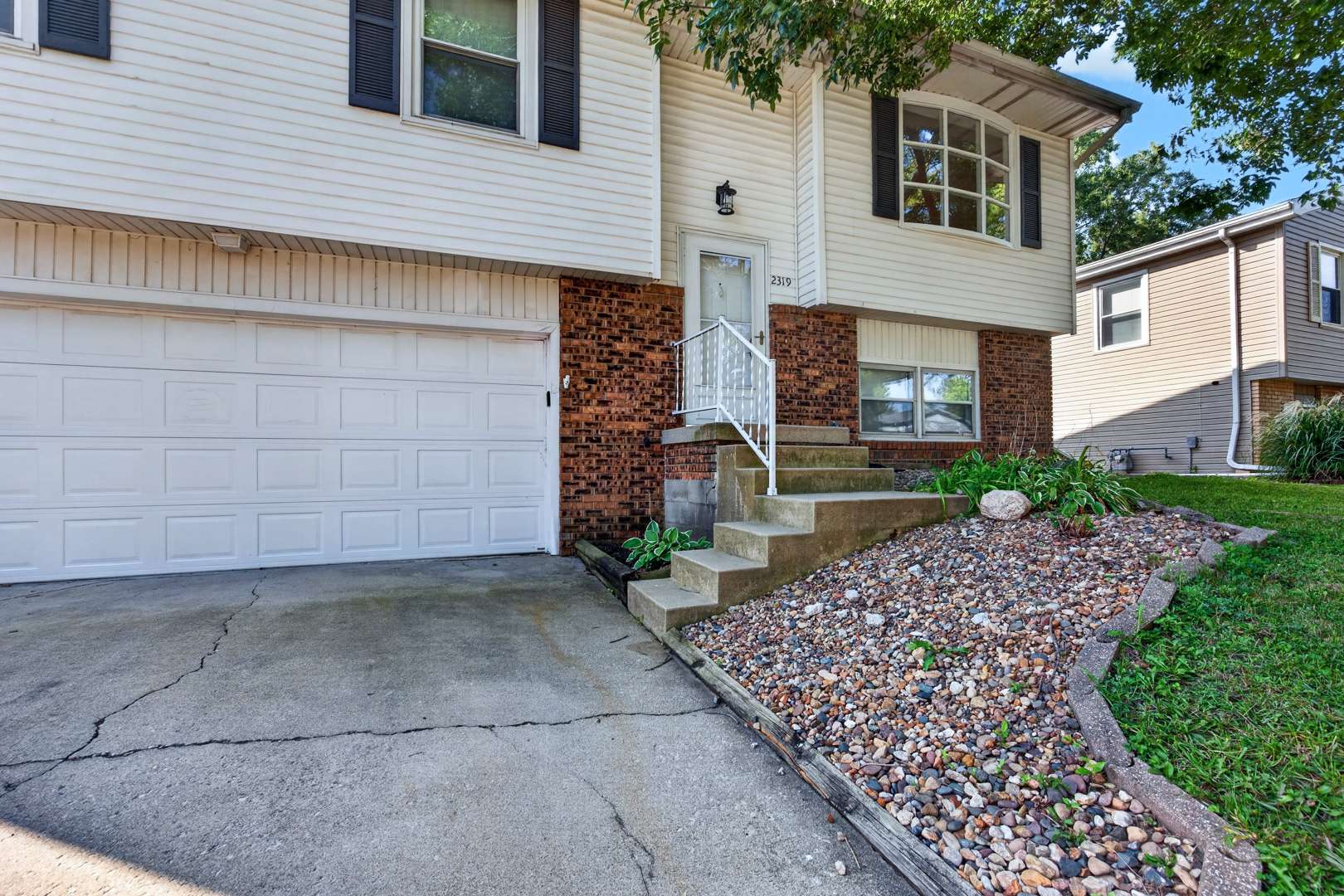 2319 Anchor DR, Bloomington, IL 61704