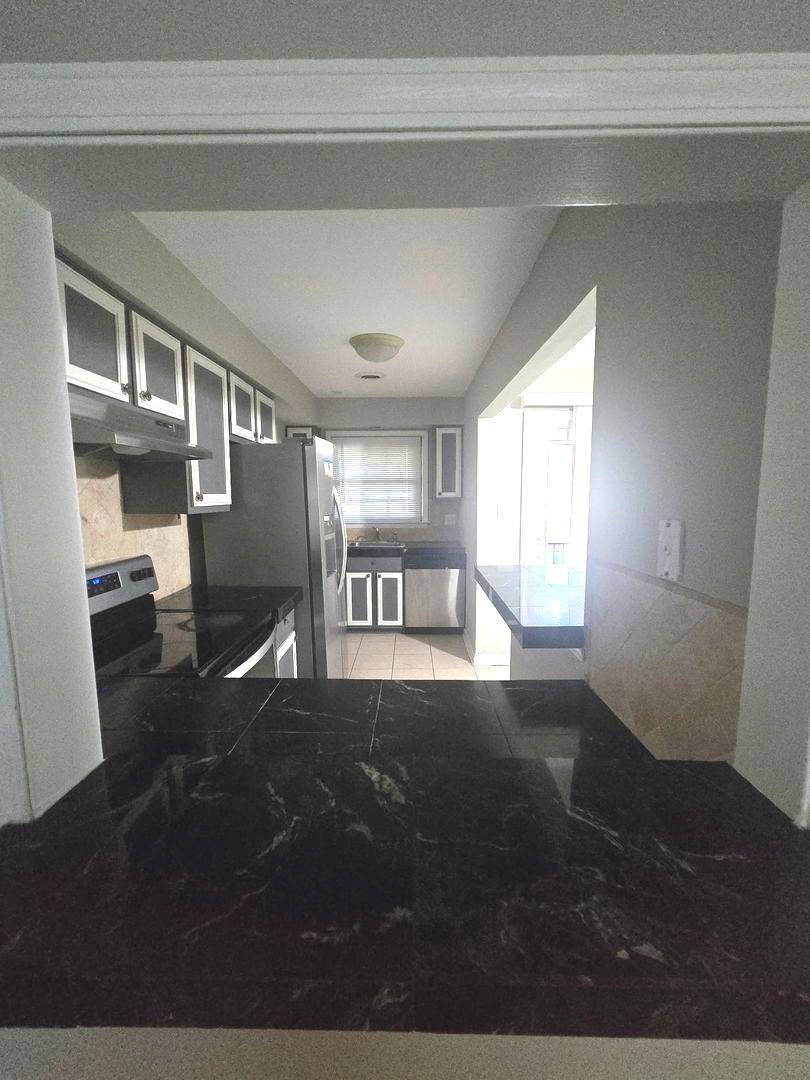 209 Washington SQ #D, Elk Grove Village, IL 60007