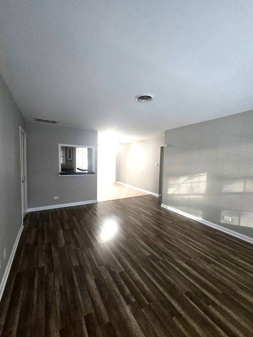 209 Washington SQ #D, Elk Grove Village, IL 60007