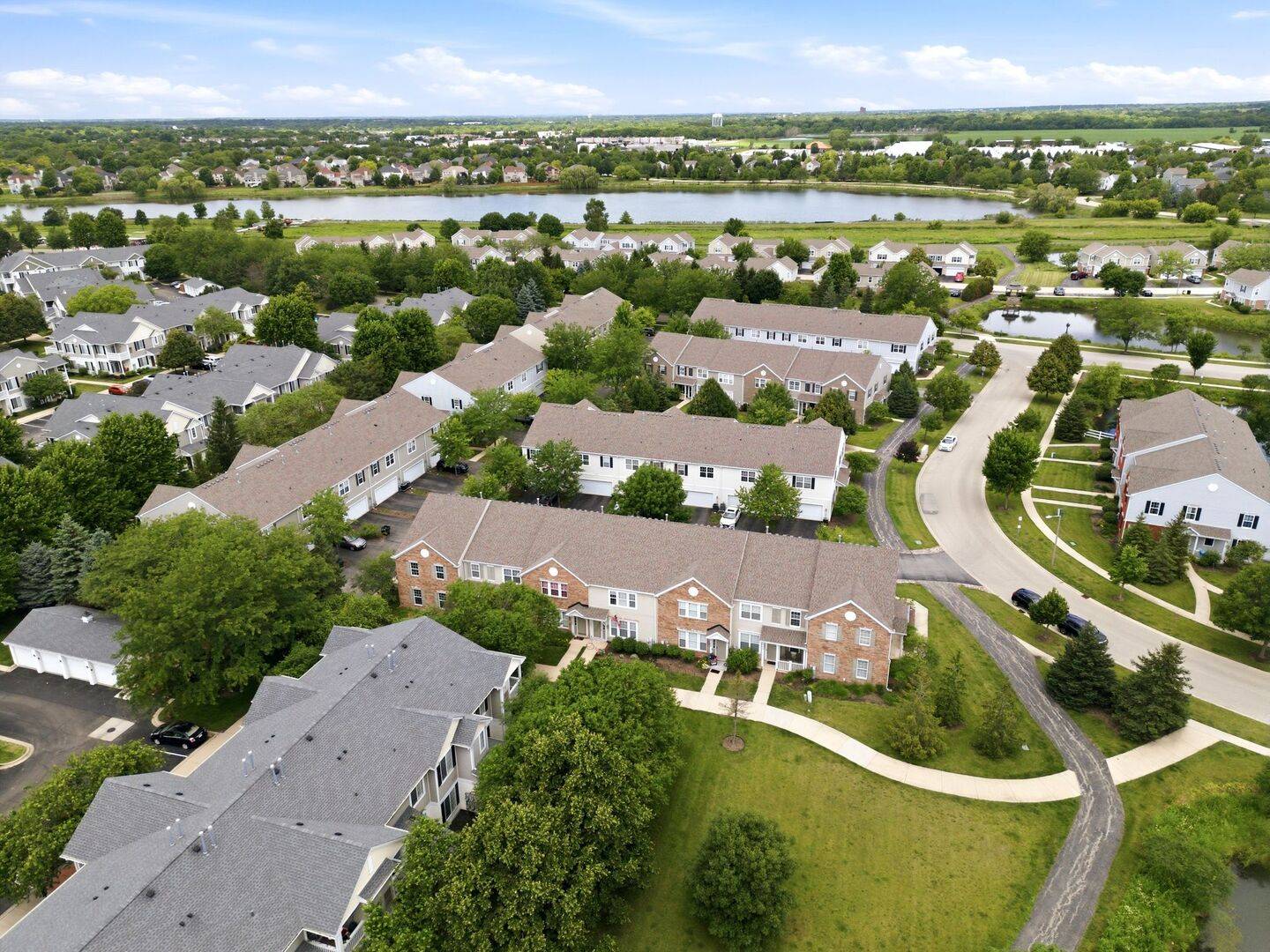 185 Springbrook TRL S, Oswego, IL 60543