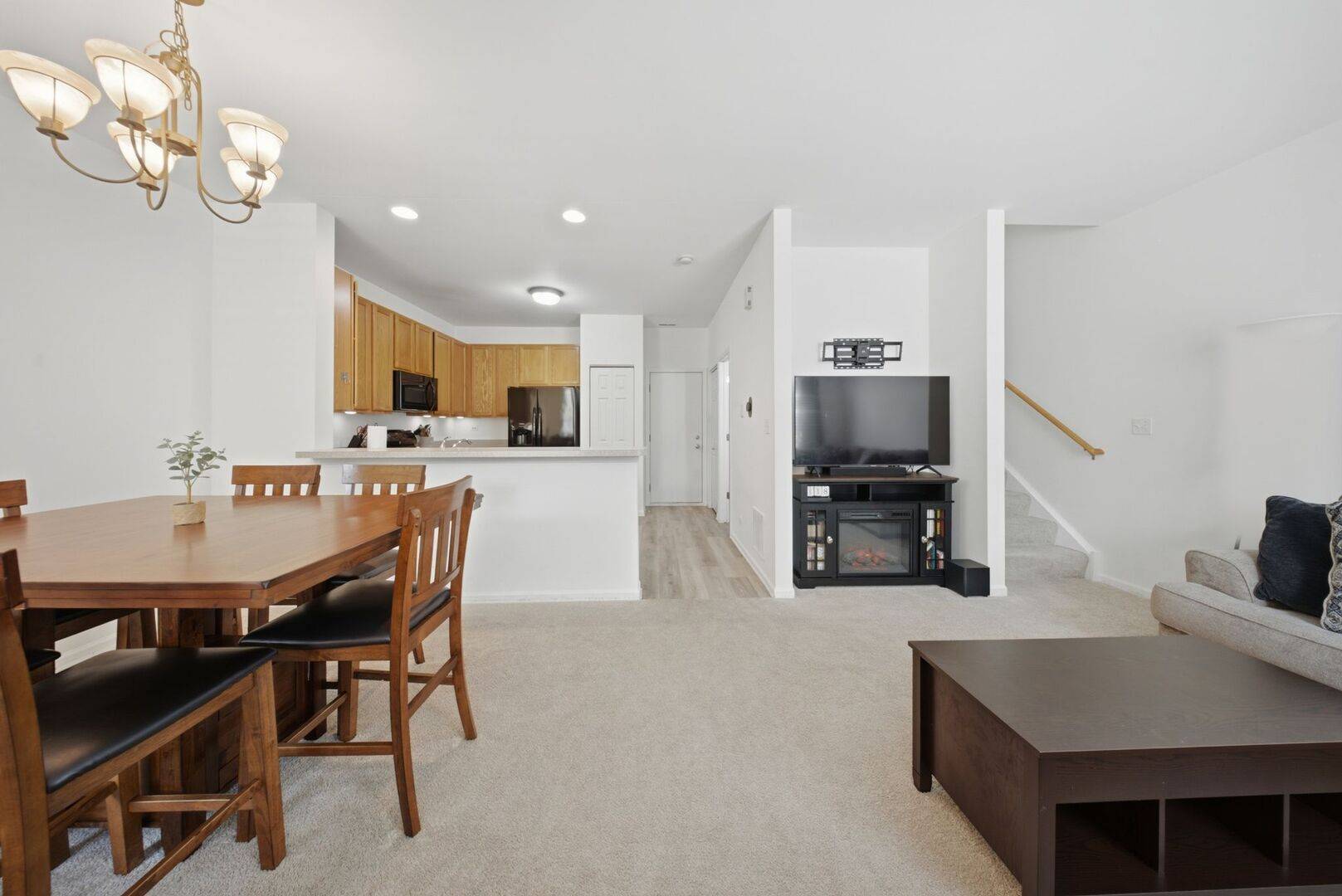 185 Springbrook TRL S, Oswego, IL 60543