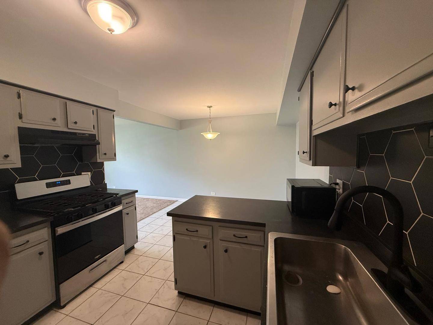 1305 Kingsbury DR #E, Hanover Park, IL 60133
