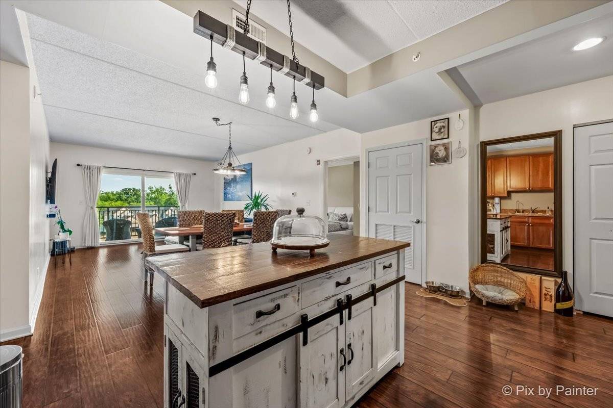 125 Lakeview DR #403, Bloomingdale, IL 60108