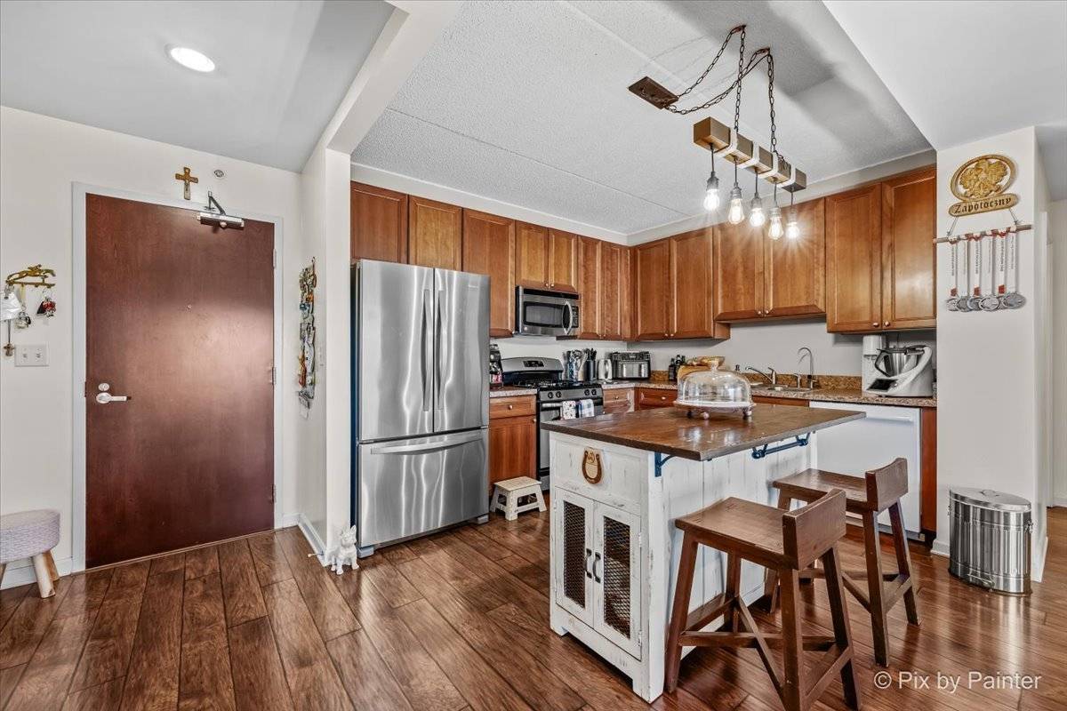 125 Lakeview DR #403, Bloomingdale, IL 60108