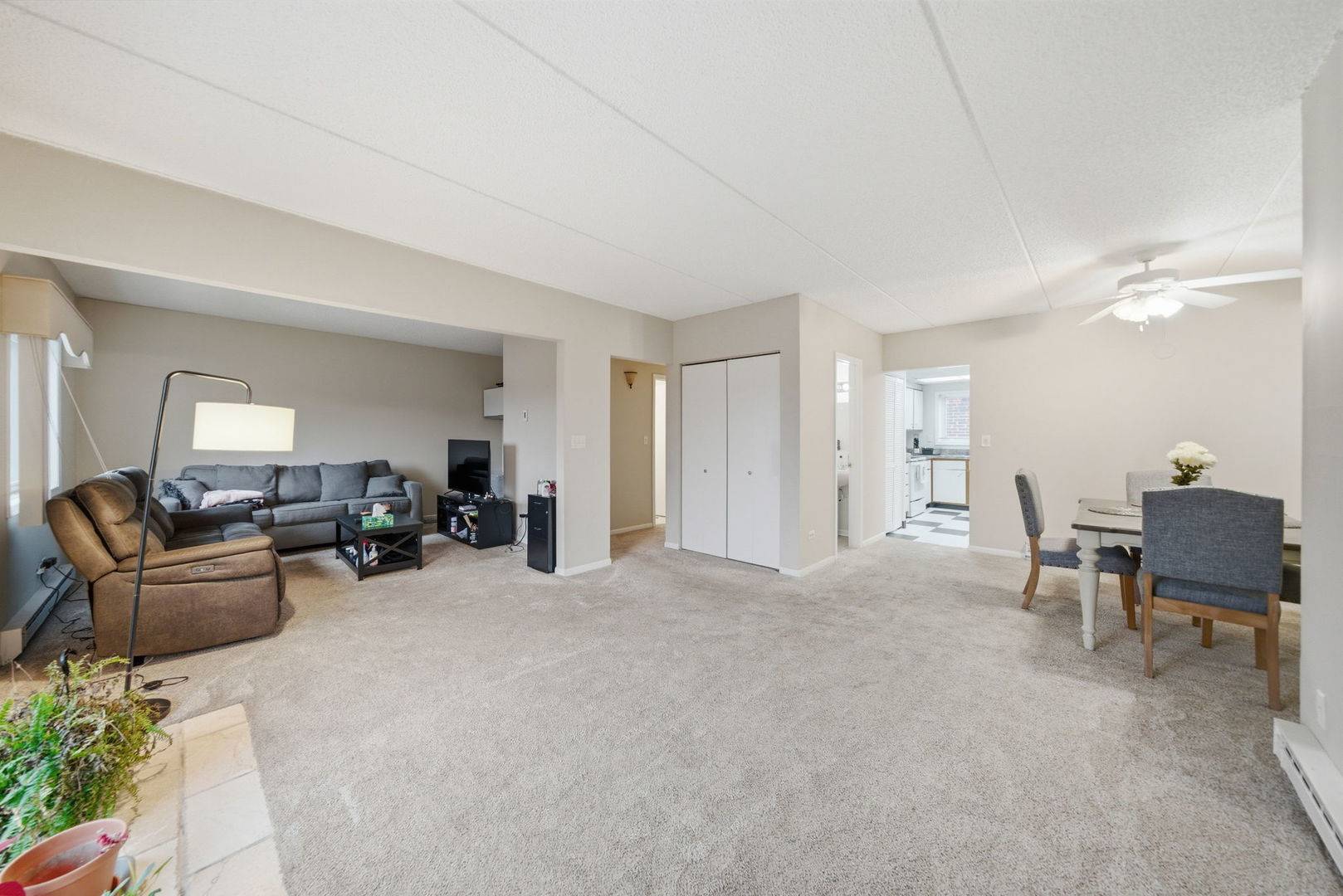 940 N Rohlwing RD #201A, Addison, IL 60101