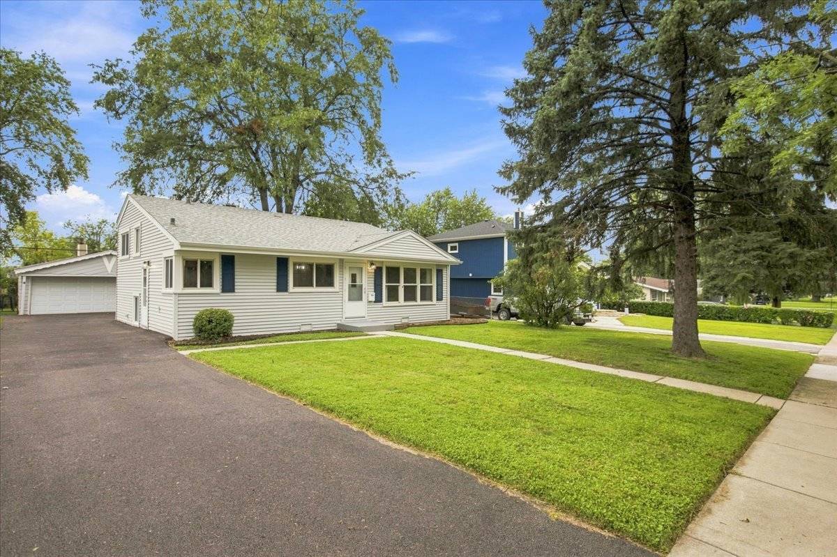 1108 Kim PL, Lemont, IL 60439