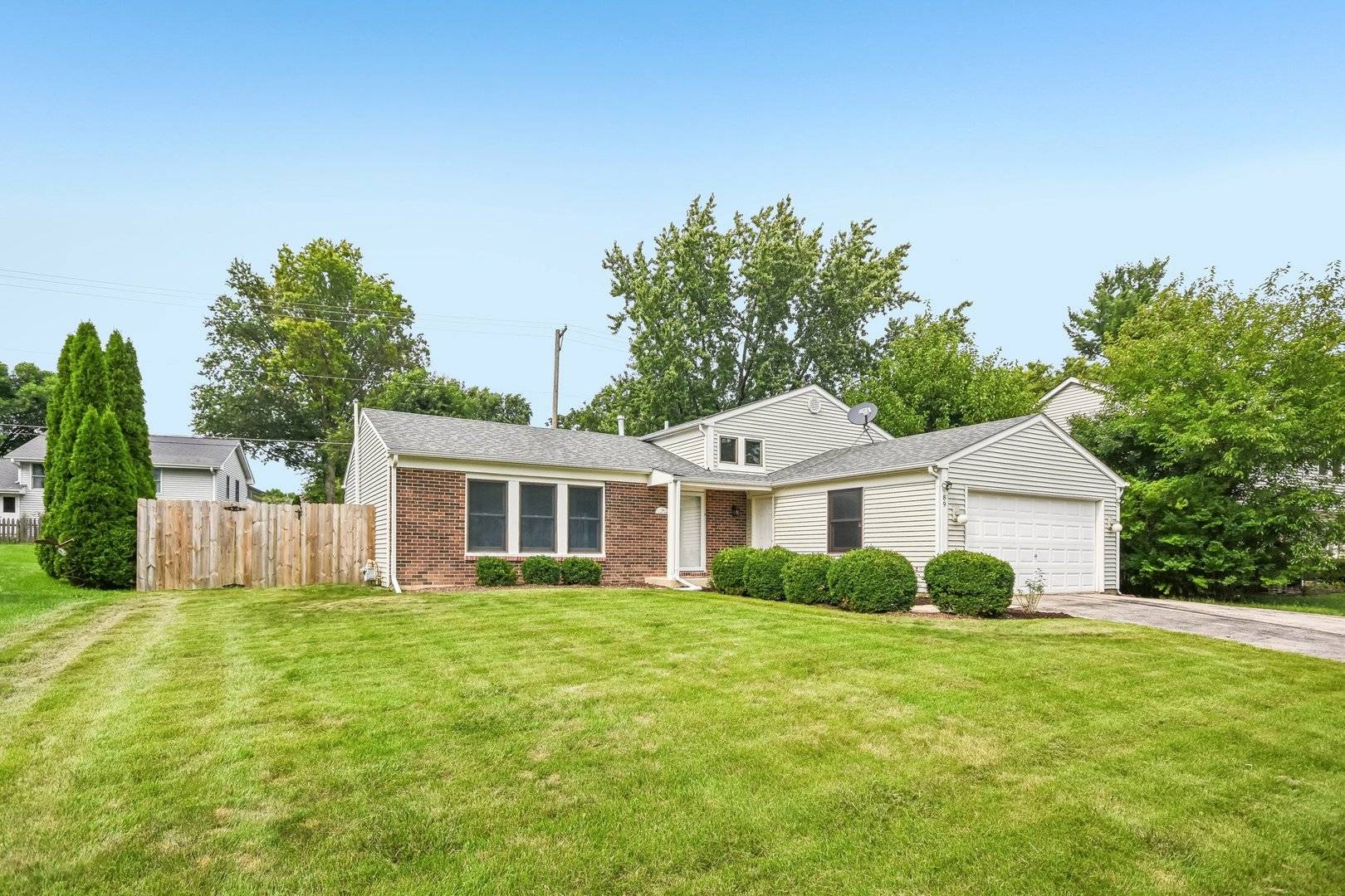 89 Foxcroft RD, Naperville, IL 60565