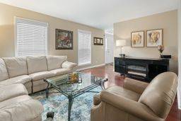 28 Hampton ST, Cary, IL 60013