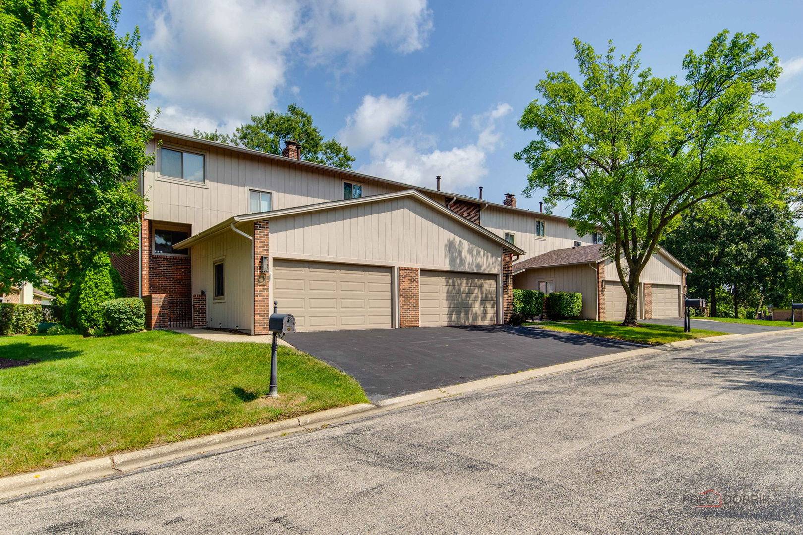 19W182 Ginny LN #182, Oak Brook, IL 60523