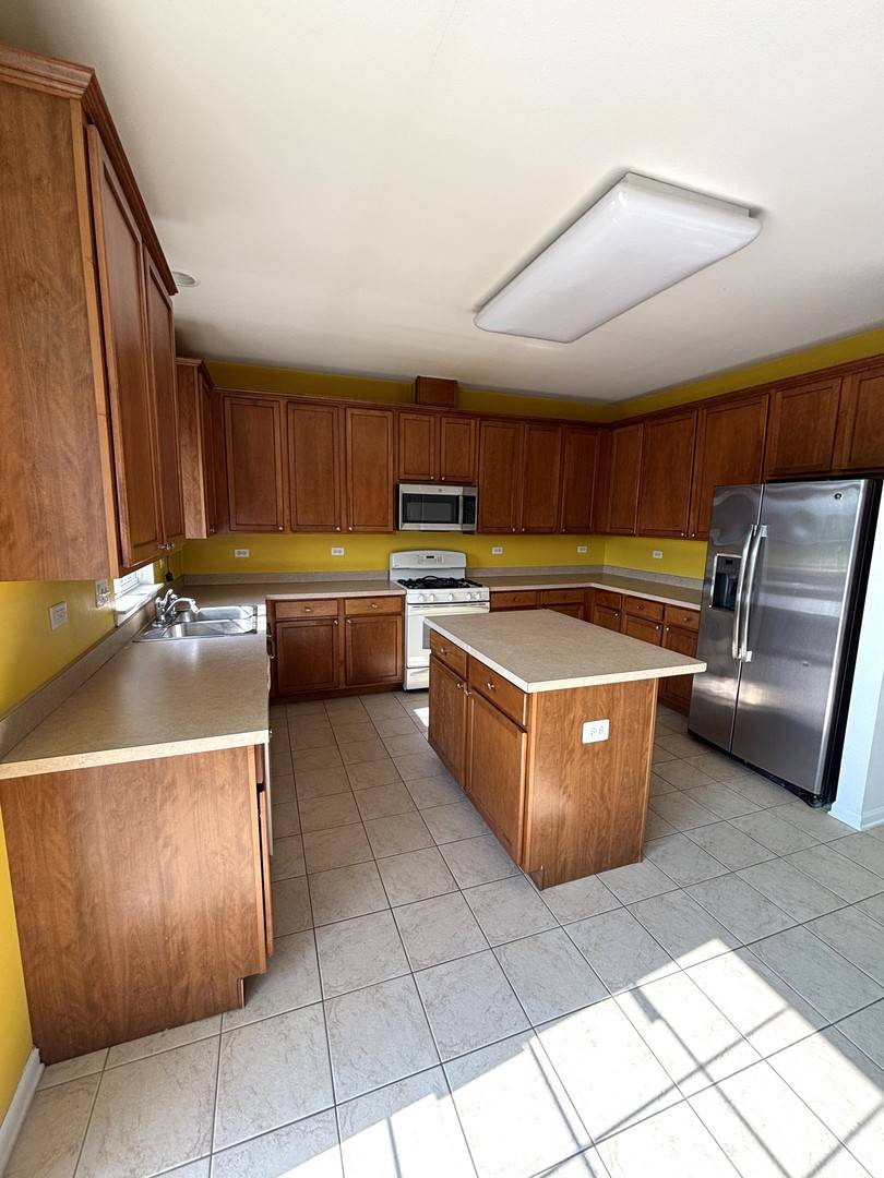 1959 Country Hills DR, Yorkville, IL 60560