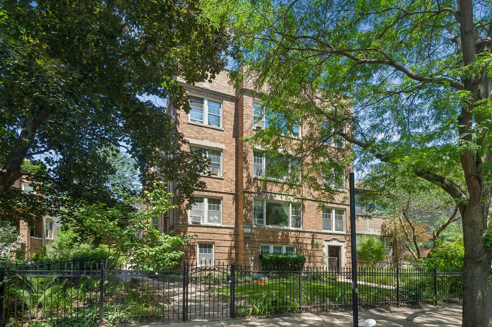 2018 W Greenleaf AVE #1F, Chicago, IL 60645