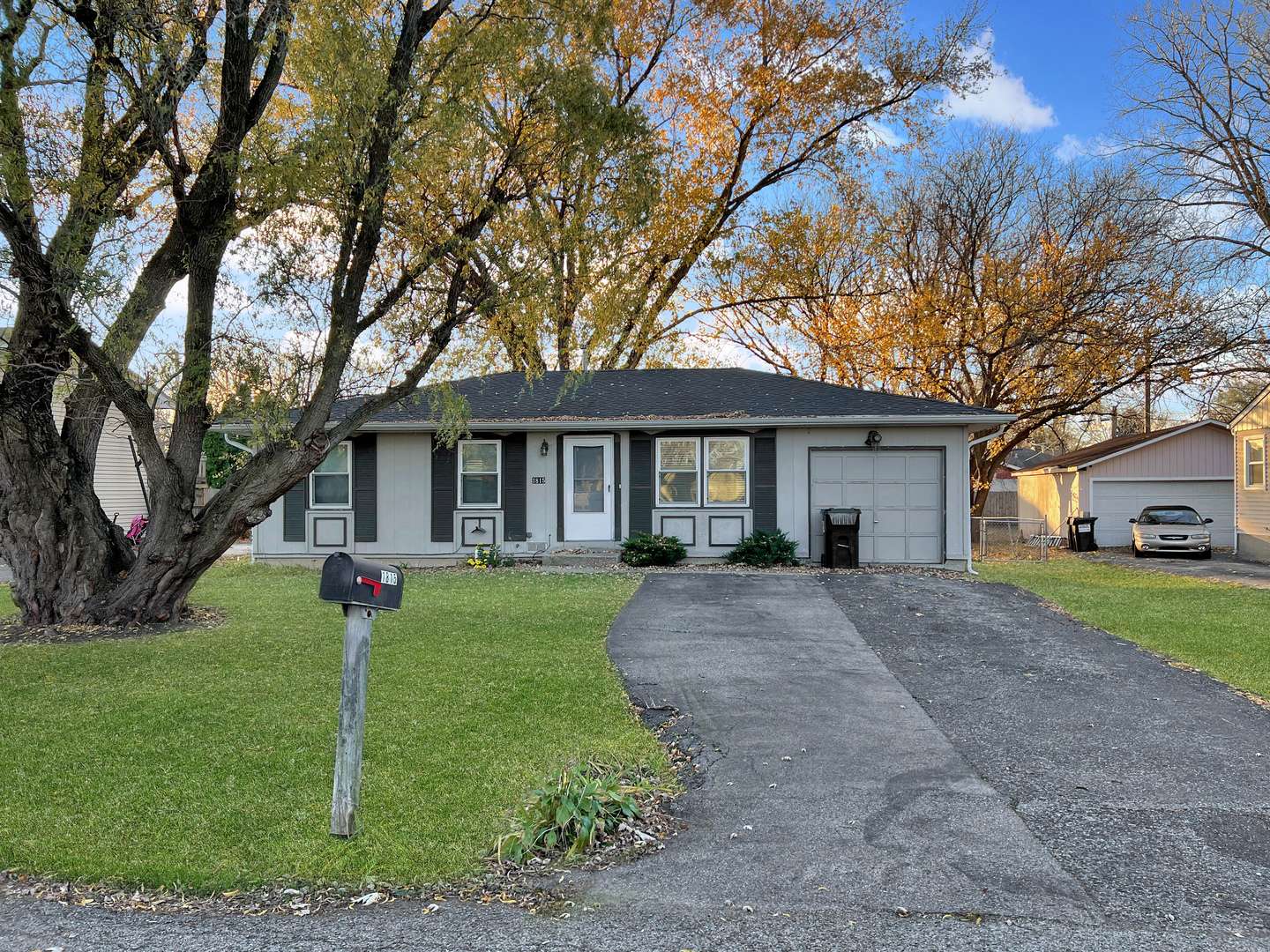 1815 Beach RD, Mchenry, IL 60050
