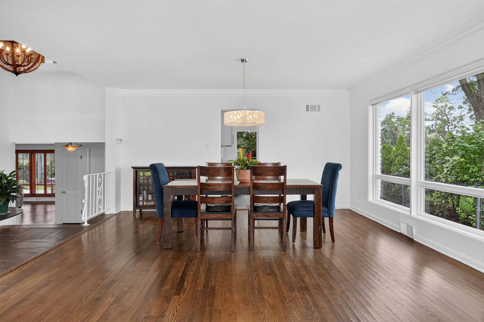 282 Stonegate RD, Clarendon Hills, IL 60514