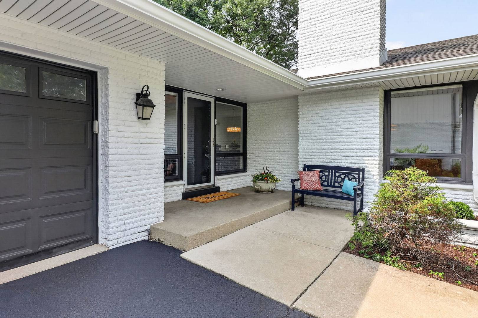 282 Stonegate RD, Clarendon Hills, IL 60514