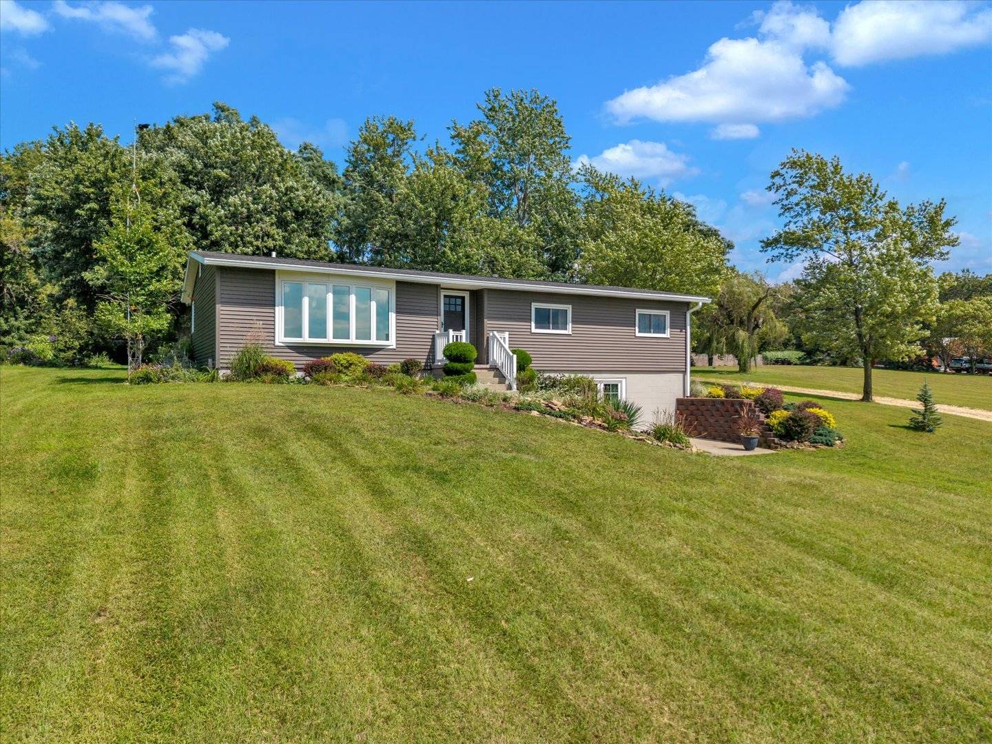 19310 Acker RD, Fulton, IL 61252