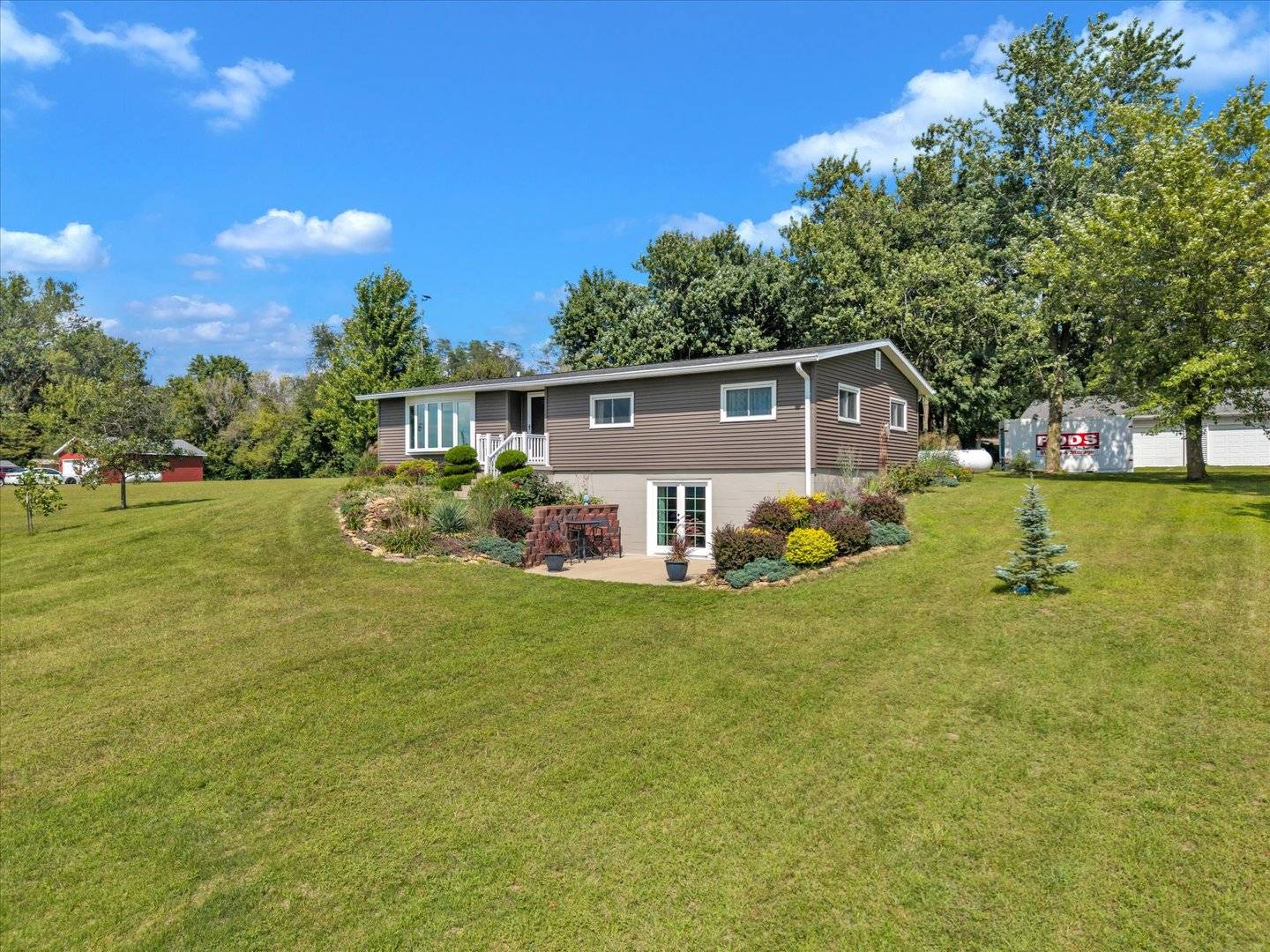 19310 Acker RD, Fulton, IL 61252