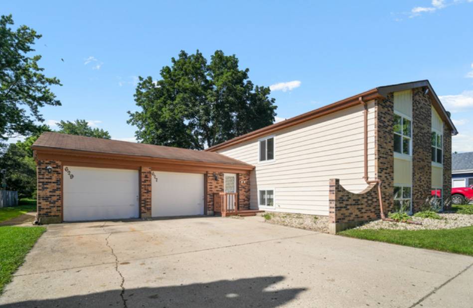 627 Chardonnay LN #627, Crystal Lake, IL 60014