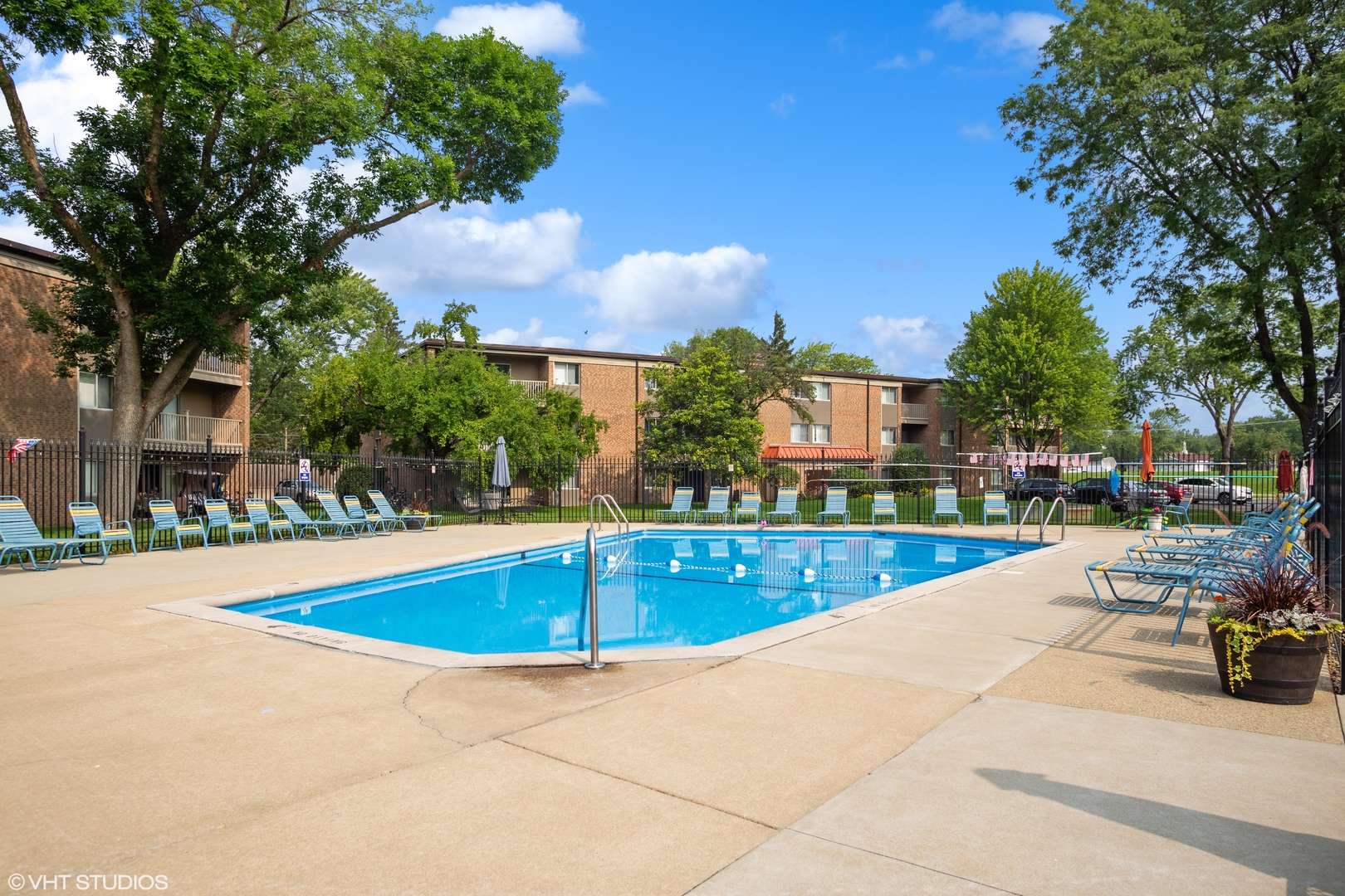 460 Eagle RD #108, Elk Grove Village, IL 60007
