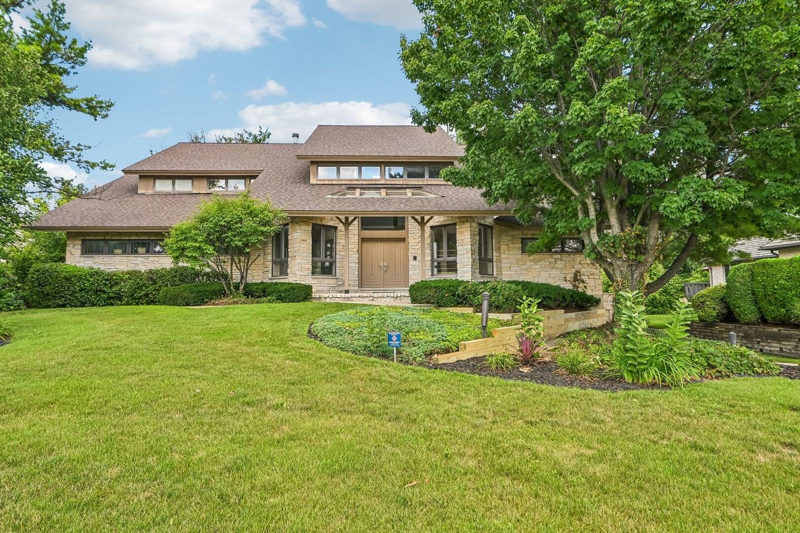 8420 Evergreen LN, Darien, IL 60561