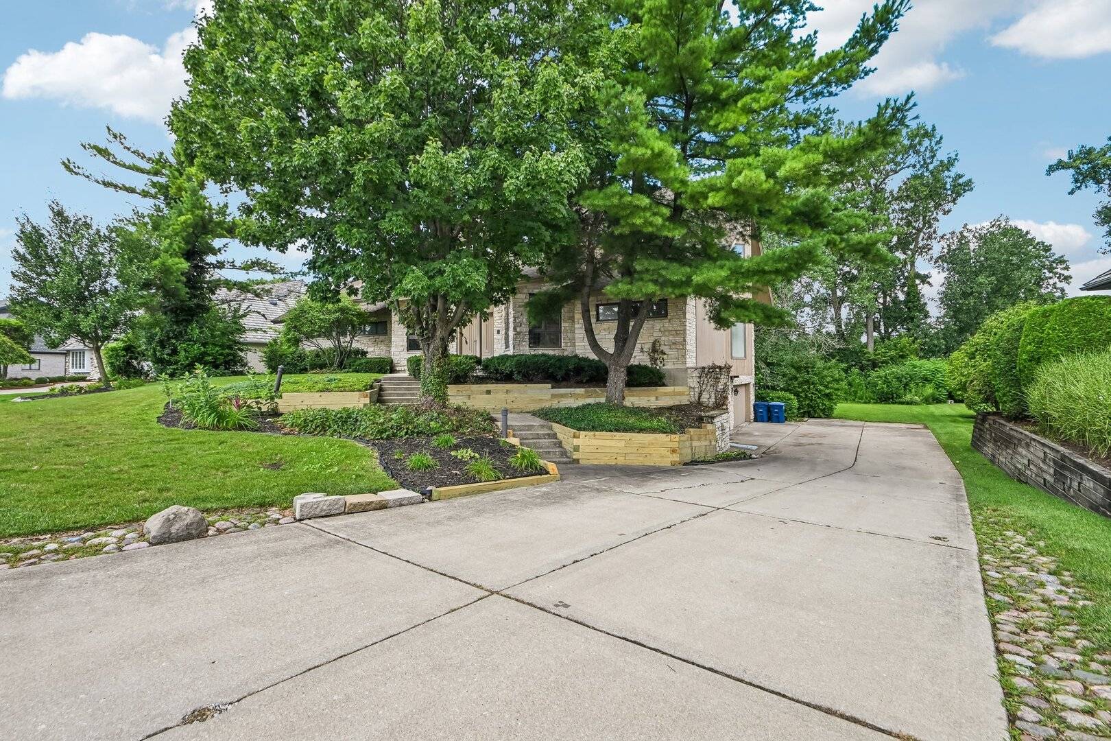 8420 Evergreen LN, Darien, IL 60561
